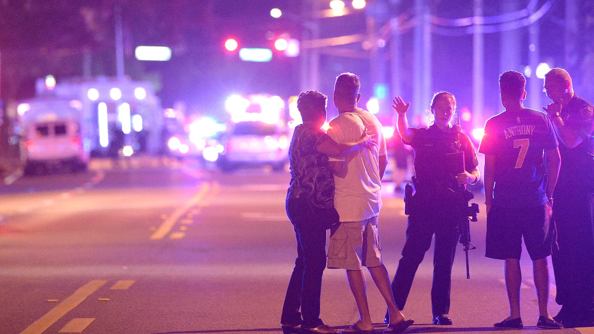 Agentes de policía informan y mantienen alejados a familiares de personas que anoche estaban en el club Pulse. (AP Photo/Phelan M. Ebenhack)