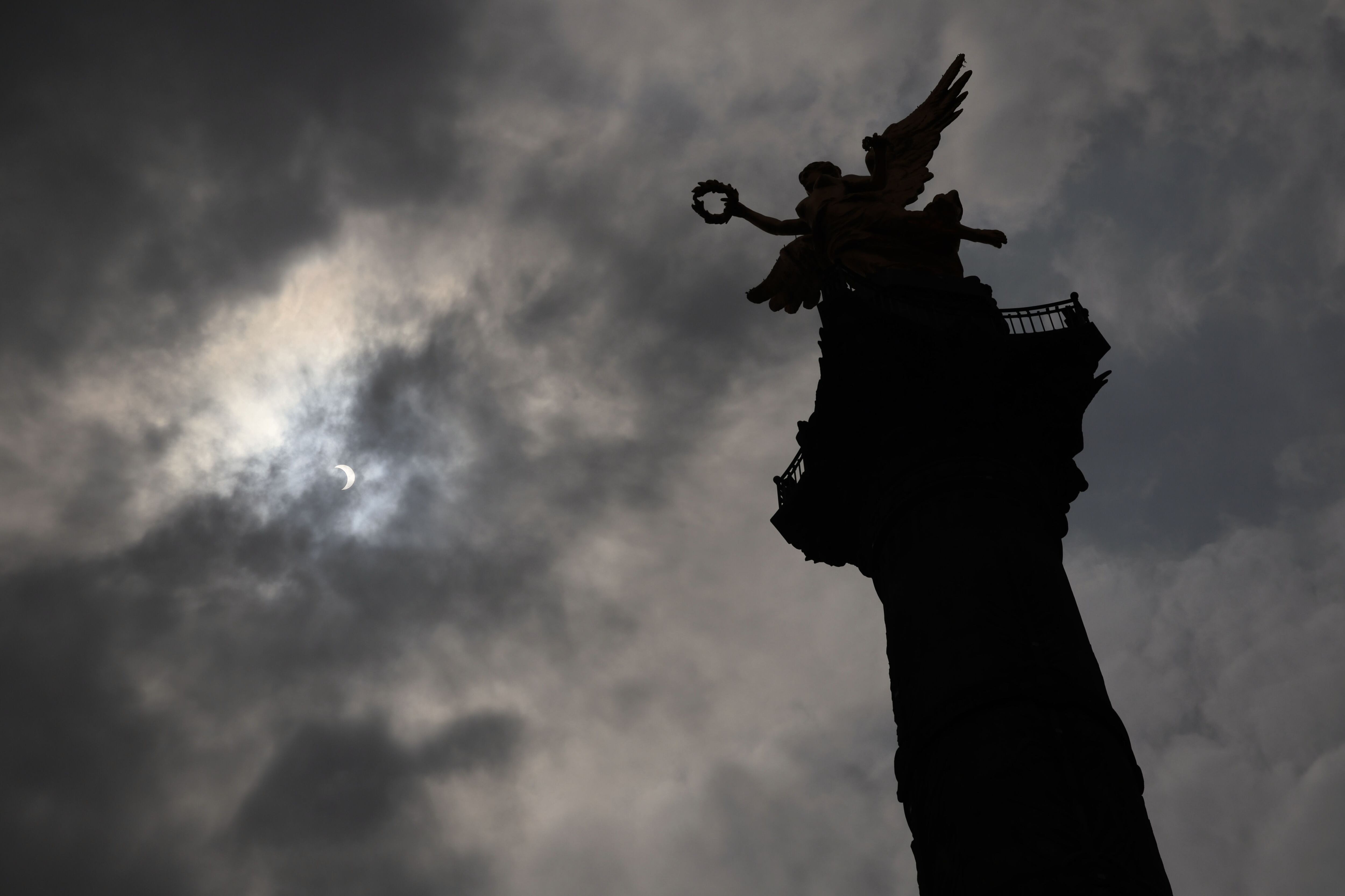 Fotografía de archivo durante el eclipse solar anular, denominado 'el anillo de fuego', desde Ciudad de México (México). EFE/ José Méndez
