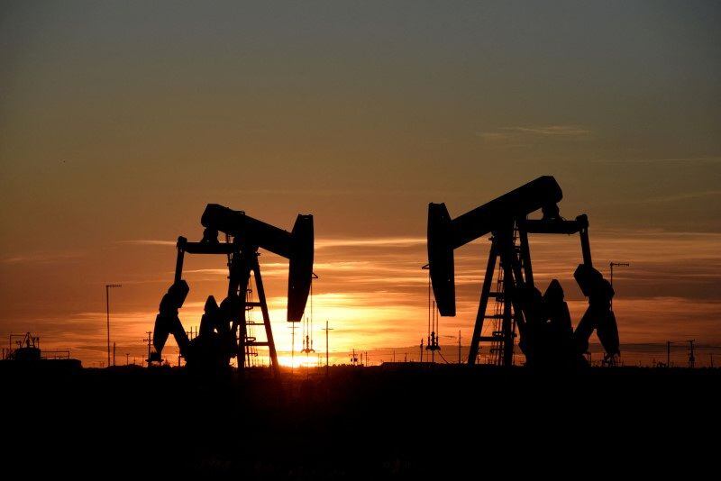 Balancines petroleros operan al atardecer en un campo petrolero en Midland, Texas, Estados Unidos (REUTERS/Nick Oxford/)
