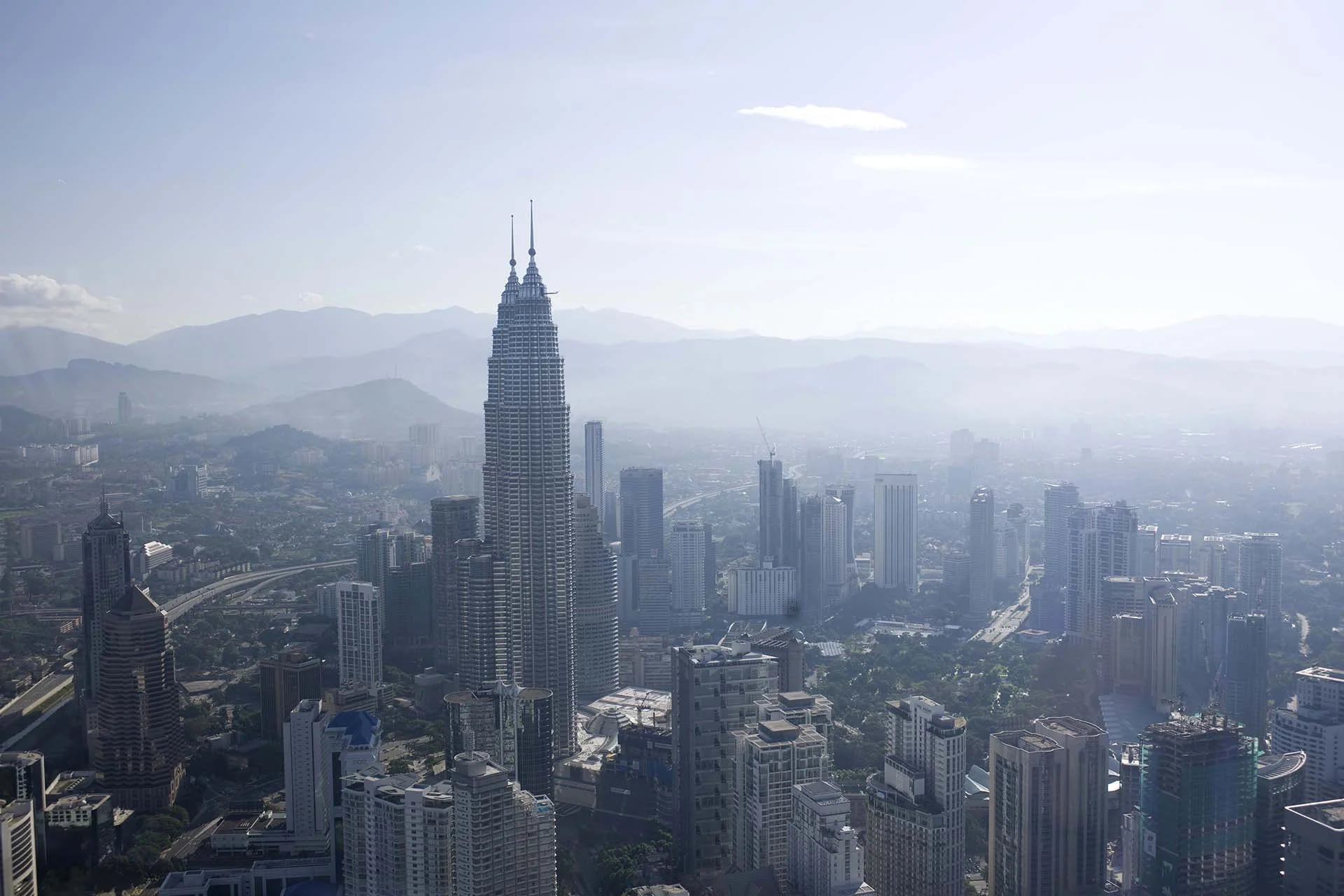 Una vista prodigiosa entre la bruma de las Petronas, por muchos años considerado el edificio más alto del mundo. El edificio hecho por Pelli fue un emblema del país malayo del siglo XXI (Shutterstock)