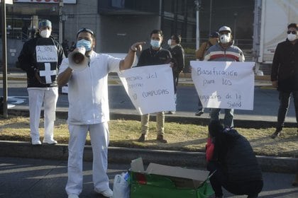 El pasado 1 de enero de 2021, personal médico del Hospital La Raza del IMSS realizó una protesta para exigir insumos y vacunas para protegerse del COVID-19 (Foto: Luis Carbayo/cuartoscuro.com)