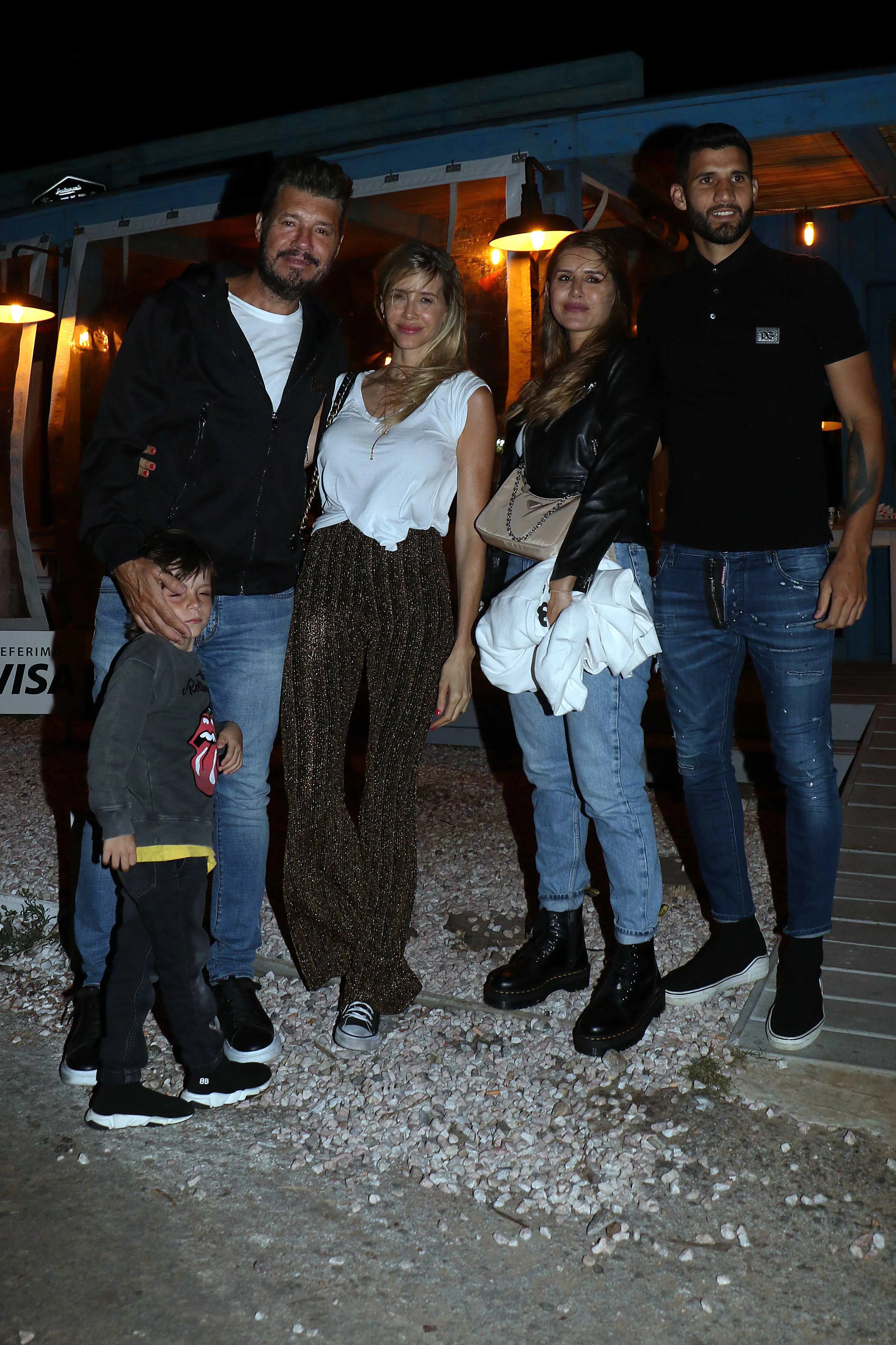 Guillermina Valdes y Micaela Tinelli con estilo informal de zapatillas, borcegos, campera de jean, pantalón de lurex y jeans para una cena en familia en José Ignacio