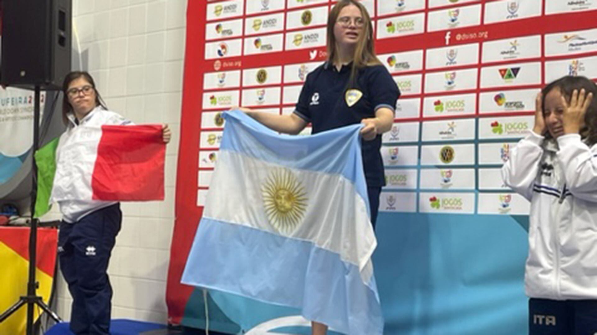 Jacinta en lo más alto del podio en la categoría solo ténico en el Mundial celebrado en Portugal, en representación de la Argentina