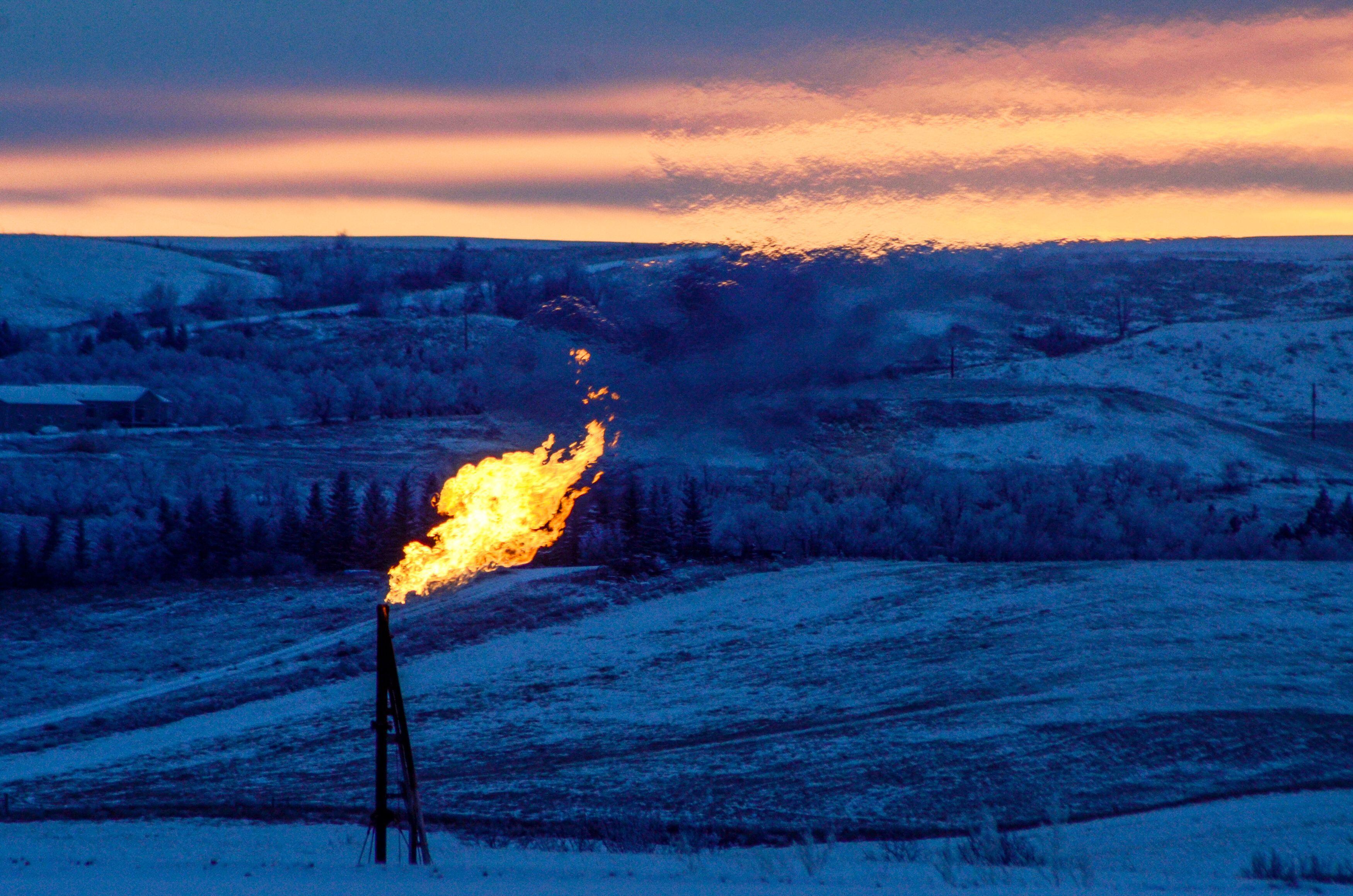 Venteo de gas en una operación de hidrocarburos no convencionales en Dakota, EEUU (Reuters)