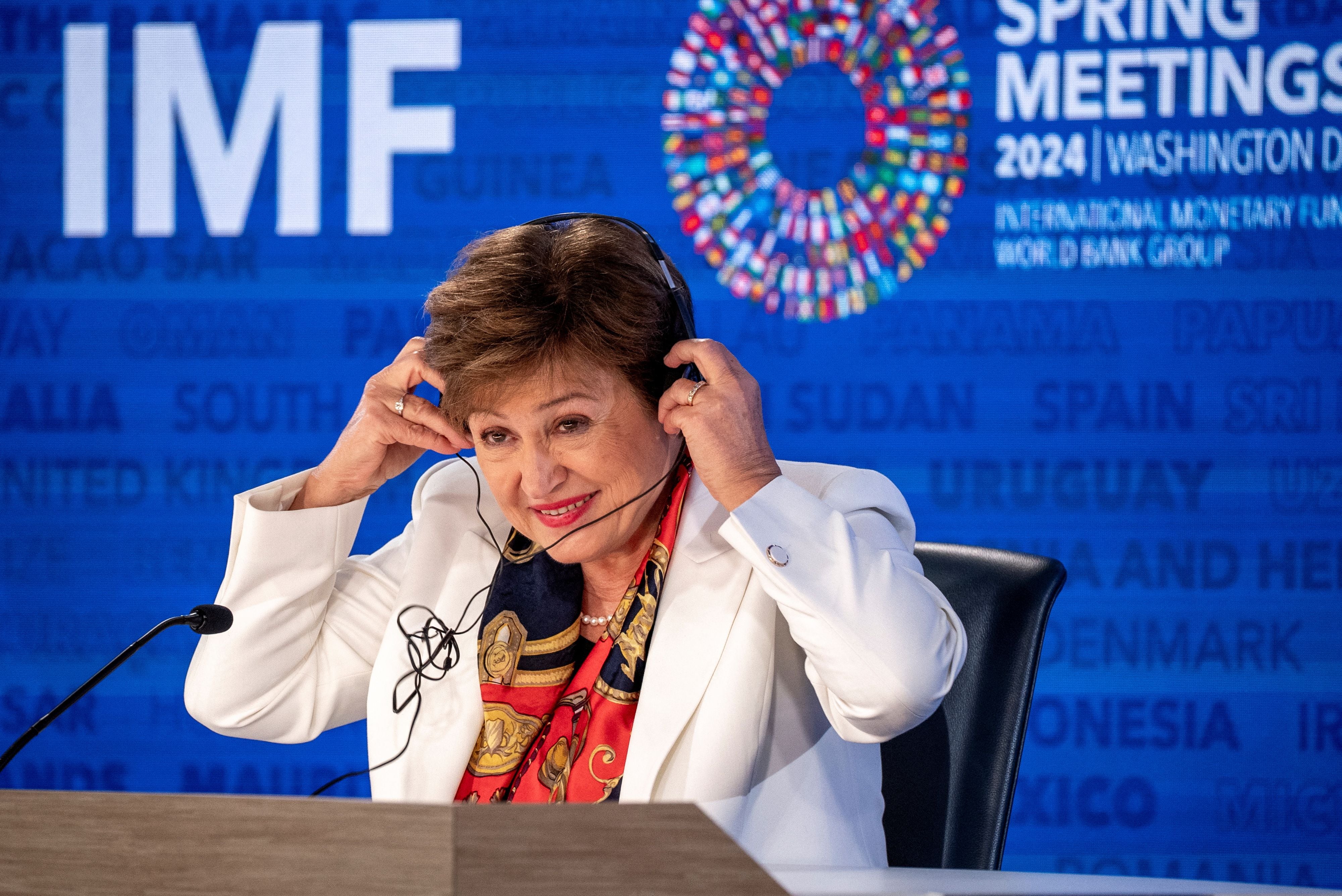 Kristalina Georgieva se pone los auriculares para escuchar la pregunta de un periodista que hablaba árabe durante las Sesiones de Primavera del FMI 