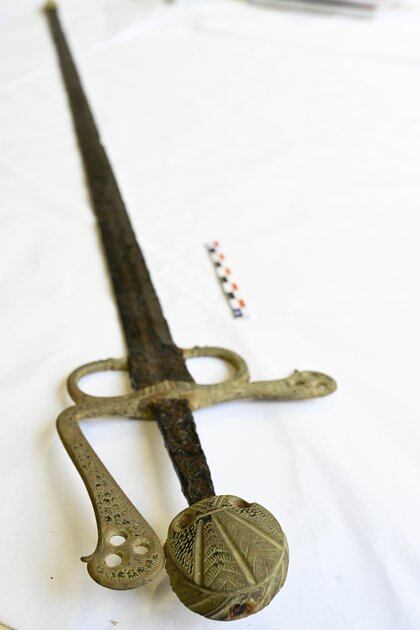 Una espada (Edad moderna - siglos XVI y XVII), parte de 27.500 elementos arqueológicos incautados en Metz, este de Francia. (Foto de JEAN-CHRISTOPHE VERHAEGEN / AFP)