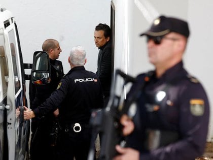 El exdirector de Pemex, Emilio Lozoya, es escoltado por la policía española tras ser detenido (Foto: Reuters / Archivo)