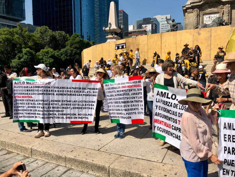 La marcha empezó en los pies del Ángel de la Independencia, y concluirá en el Monumento a la Revolución (Foto: Twitter)