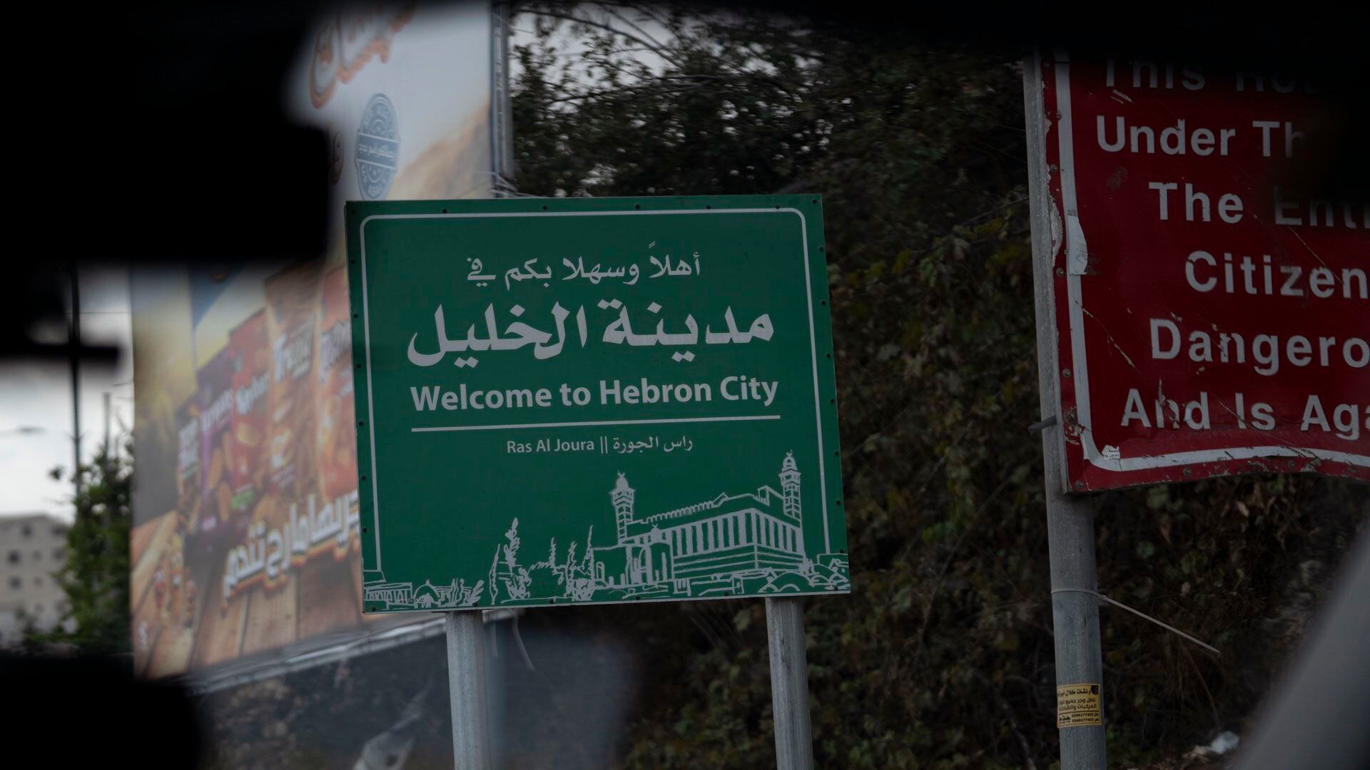 Un cartel en la entrada de Hebrón alertando a los palestinos acerca de la legislación israelí que se aplica en ese barrio de Cisjordania