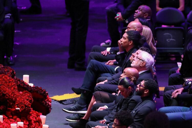 Magic Johnson, el entrenador Phil Jackson y la estrella de los Lakers Anthony Davis, presentes en el homenaje (REUTERS/Lucy Nicholson)