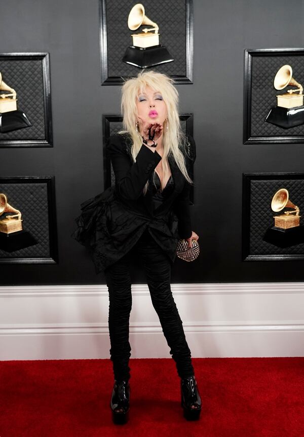 Cyndi Lauper lució para la entrega de los Grammy un total black look. Unos pantalones chupines y un corse
