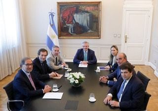 Guillermo Francos, a la derecha, en una de las primeras reuniones de Alberto Fernández con los representantes de la Argentina frente a los organismos multilaterales, en 2020, poco después de asumir como director ejecutivo del BID (Presidencia)