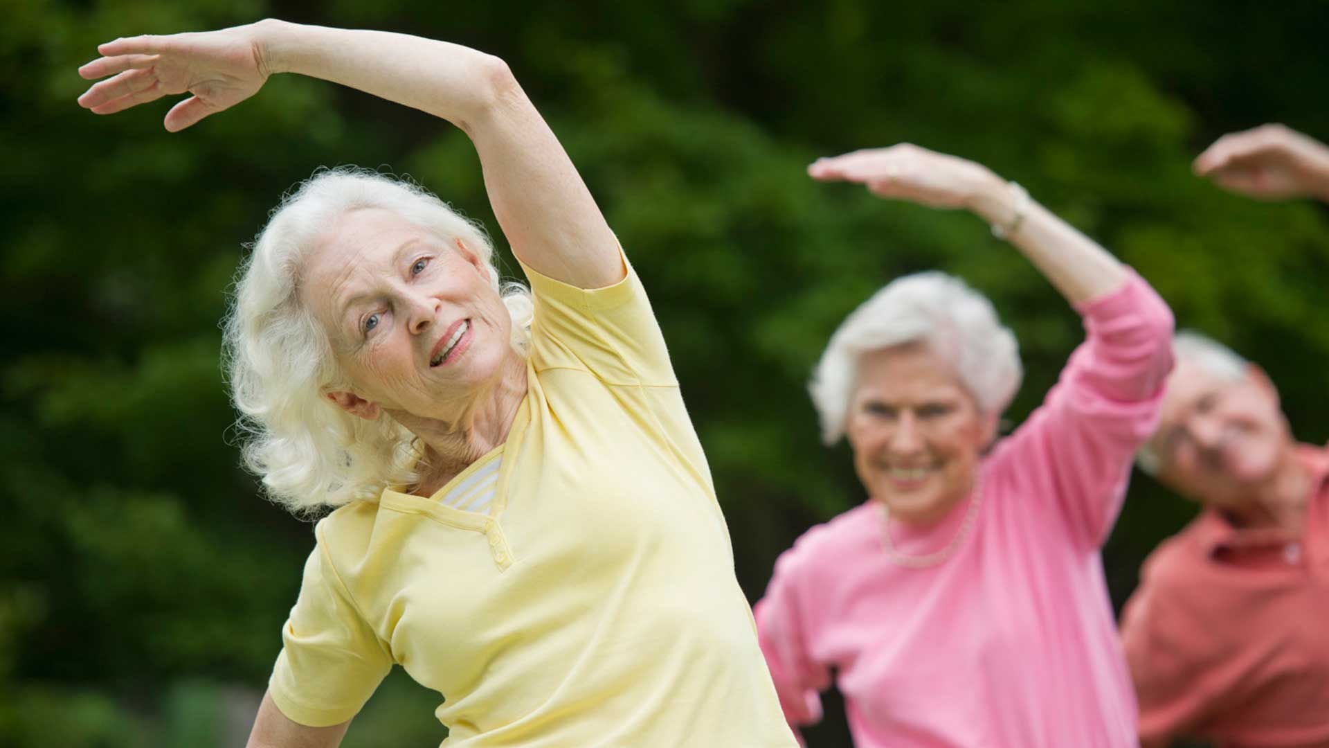 El ejercicio físico posee múltiples efectos beneficiosos directos e indirectos que mejoran el estado de las arterias y del corazón: reduce la inflamación, mejora los niveles de colesterol, los fenómenos trombóticos, entre otros