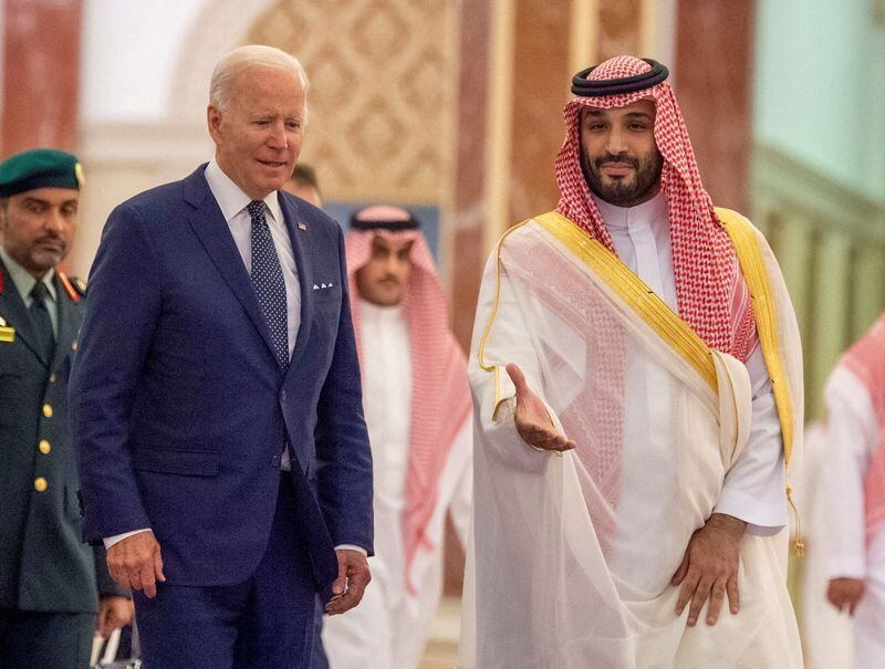 El príncipe heredero saudí, Mohammed bin Salman, recibe al presidente estadounidense, Joe Biden, en el Palacio Al Salman de Yeda, Arabia Saudita, el año pasado. (Bandar Algaloud/Cortesía de la Corte Real saudí/vía REUTERS)