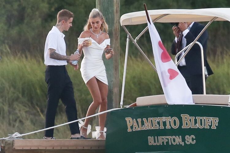La pareja subiendo al bote antes de asistir al evento previo a su boda (Foto: The Grosby Group)
