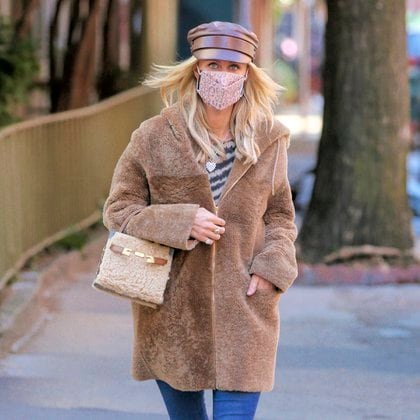 Marcó tendencia. Nicky Hilton paseó por las calles de West Village, en Nueva York, y no pasó desapercibida con el look canchero que eligió: lució un jean y un sweater a rayas y un tapado de peluche marrón que combinó combinó con su cartera. Además, llevó puesta una gorra y su respectivo tapabocas