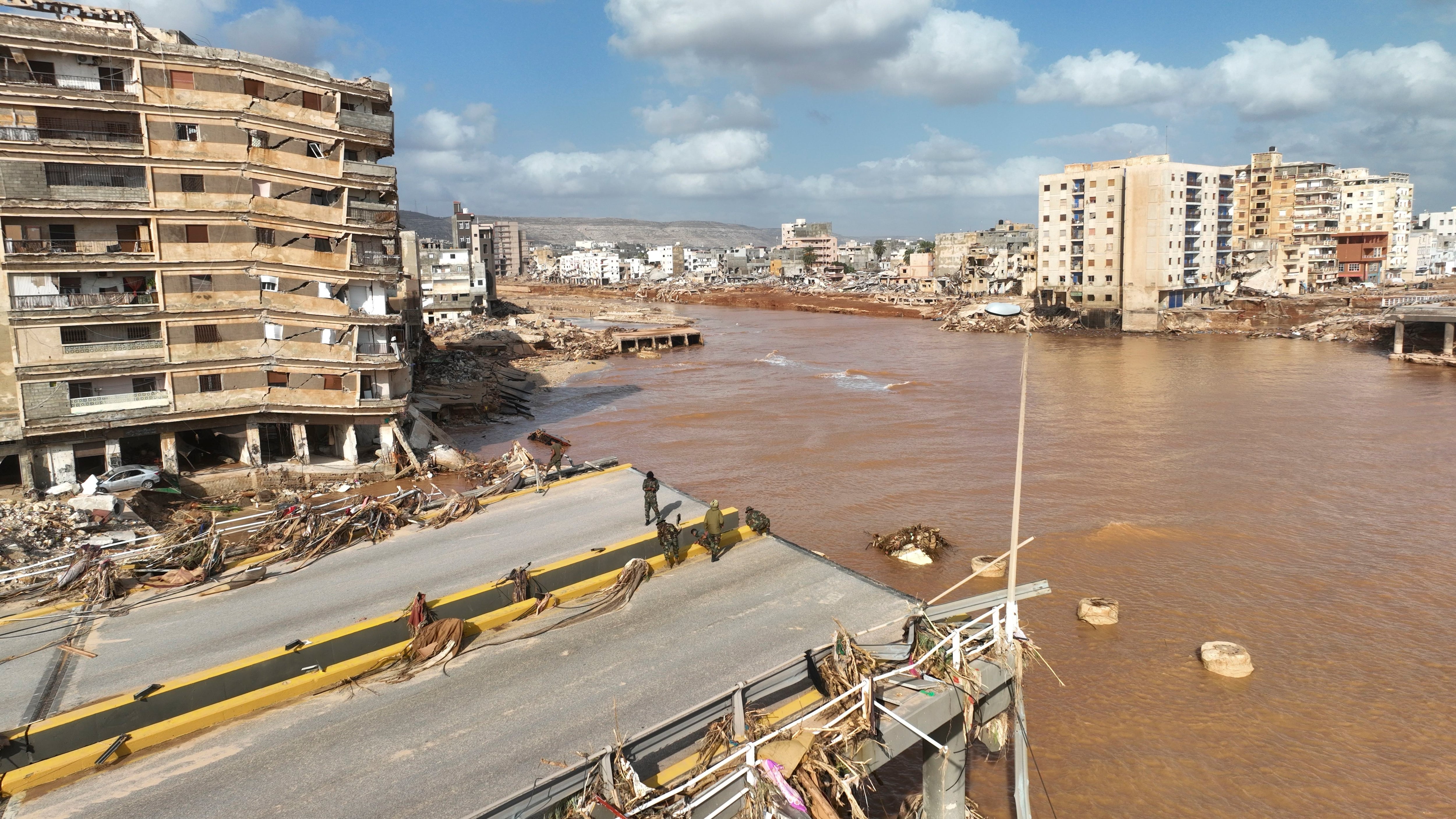 Las inundaciones dañaron o destruyeron muchas carreteras de acceso a la ciudad costera de Derna (AP Foto/Jamal Alkomaty)