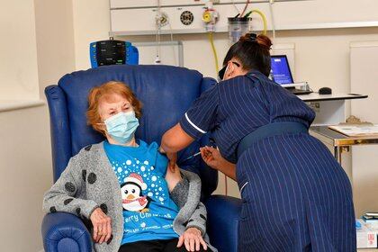 Margaret Keenan, de 90 años, es la primera paciente en Reino Unido en recibir la vacuna contra la COVID-19 de Pfizer/BioNtech en el Hospital Universitario en Coventry, Reino Unido (Reuters)