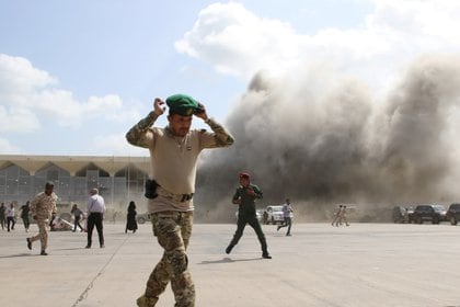 Un soldado busca refugio tras la explosión (REUTERS/Fawaz Salman)