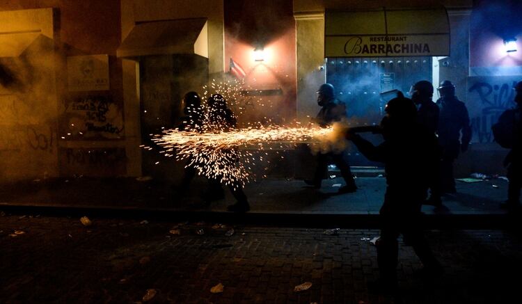 La policía dispara gases lacrimógenos en el quinto día de protestas contra Rosselló (Reuters)