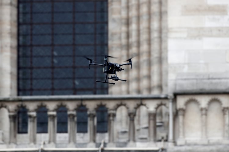 Un drone sobrevuela la catedral (Reuters)