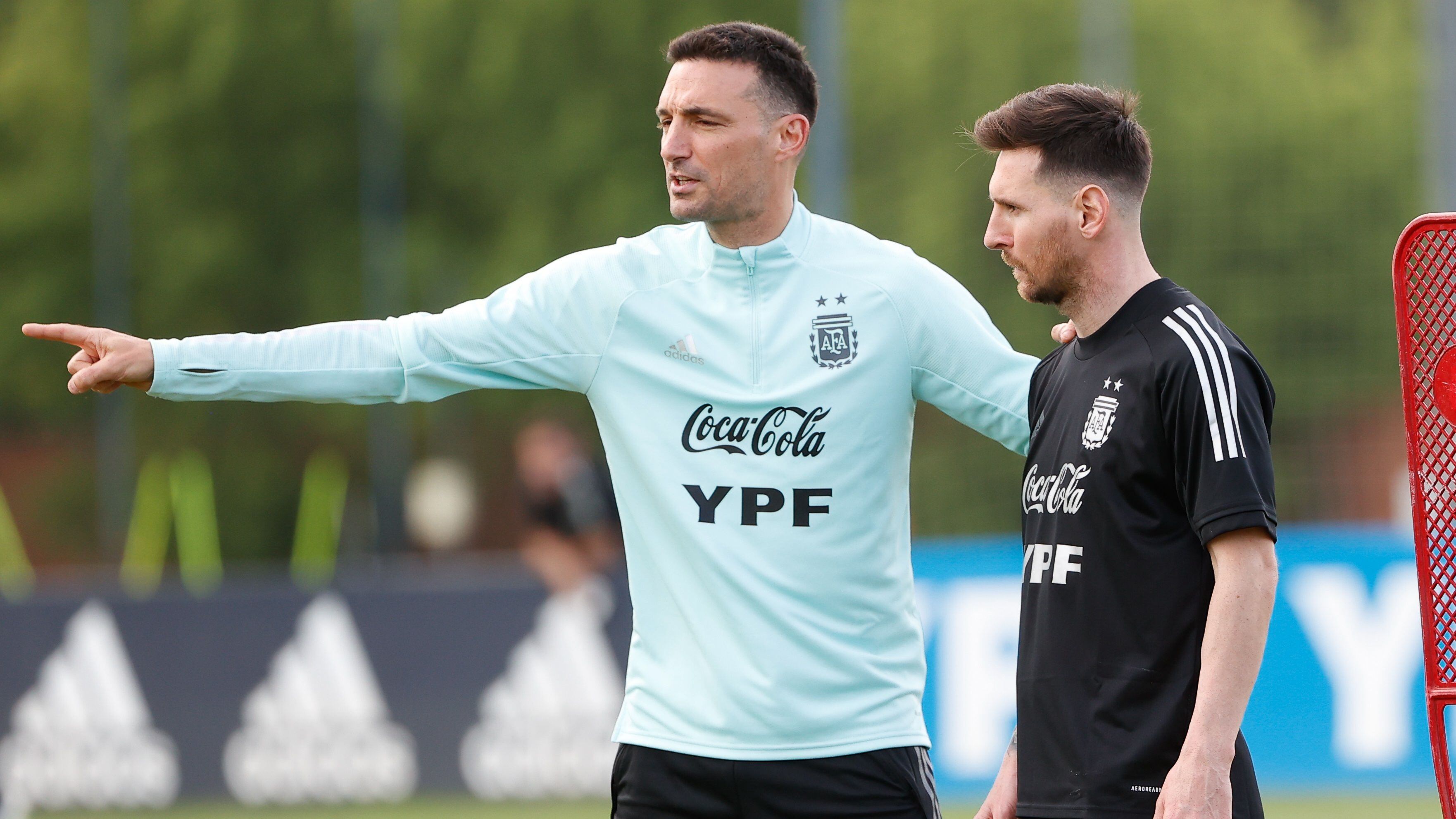 El jugador Lionel Messi (d) escucha instrucciones del seleccionador Lionel Scaloni, en una fotografía de archivo. EFE/Juan Ignacio Roncoroni 