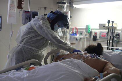 Un médico trata a un paciente que padece COVID-19 en la Unidad de Cuidados Intensivos (UCI), en el Hospital Scripps Mercy, en Chula Vista, California (REUTERS/Lucy Nicholson)