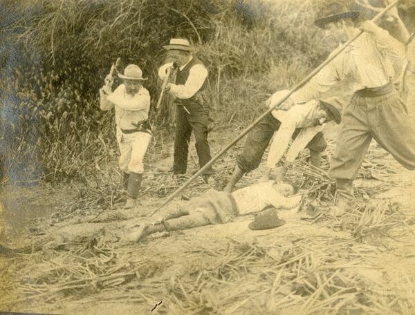 Dos paisanos salvan a un muchachito de los dientes de un yacarÃ©, escopeta en mano