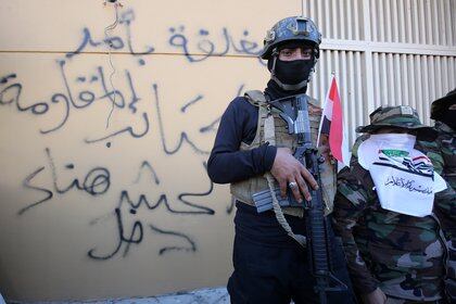Un miembro de las fuerzas de seguridad iraquíes de guardia frente al de la embajada de Estados Unidos en Bagdad. (Photo by AHMAD AL-RUBAYE / AFP)