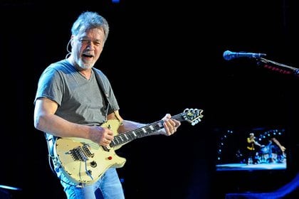 Eddie Van Halen en el Cynthia Woods Mitchell Pavilion, en Woodlands, Texas, el 25 de septiembre de 2015 (Manuel Nauta/Nurphoto/Shutterstock)