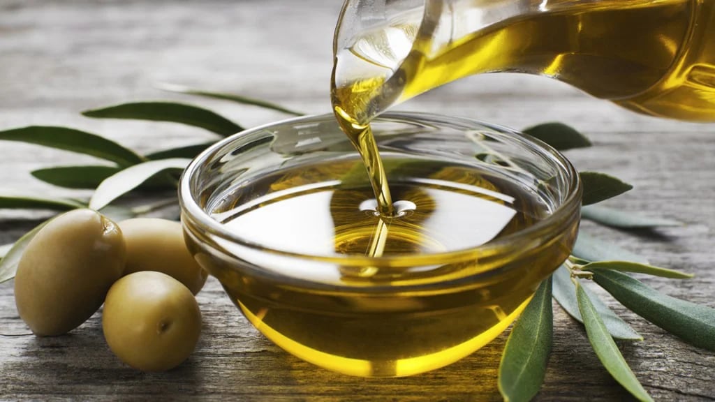 El aceite de oliva es clave en la dieta mediterránea (Shutterstock)