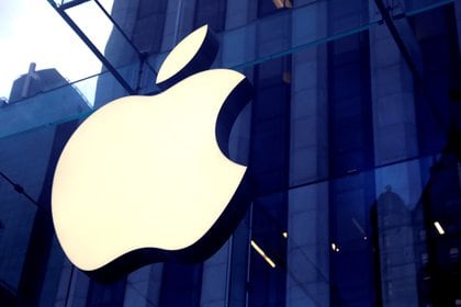 Foto de archivo: El logotipo de Apple Inc se ve colgado en la entrada de la tienda de Apple en la 5ª Avenida en Manhattan (REUTERS/Mike Segar)
