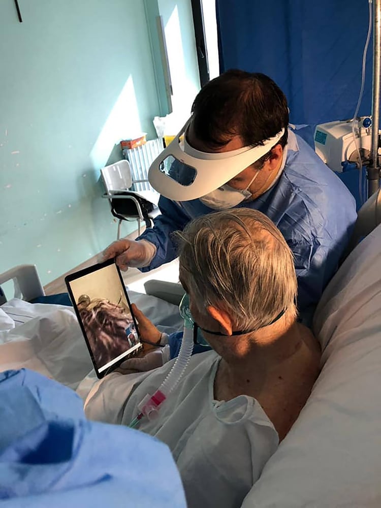 Un médico junto a un paciente con coronavirus internado en un hospital que se conecta por videollamada con sus familiares, posiblemente por última vez (Facebook Lorenzo Musotto)