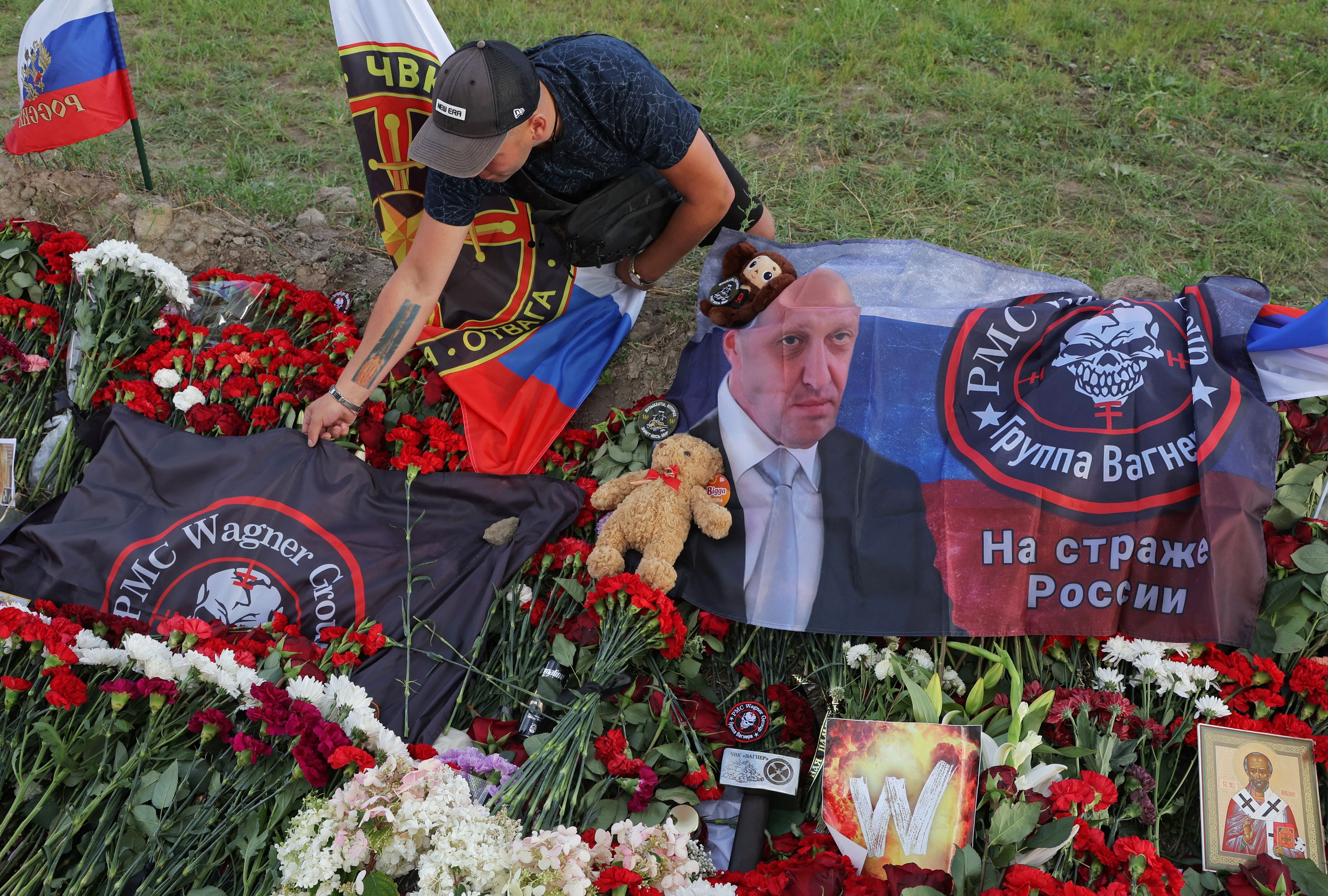 El altar improvisado frente a las oficinas de Wagner en San Petersburgo en el que centenares de personas despositan su afecto por Prigozhin. (REUTERS/Anton Vaganov).