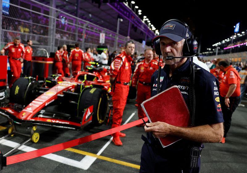 Adrian Newey, cerca de una Ferrari y sus ingenieros antes del Gran Premio de Arabia Saudita, en Yeda. Afirman que trabajará para los de Maranello en 2025 (REUTERS/Hamad I Mohammed)