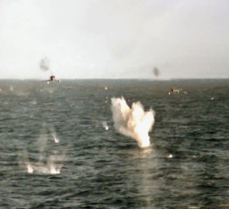 El ataque de los argentinos fotografiado desde el buque inglés. Volaban a 10 metros del mar, con los parabrisas incrustados de sal y lanzaban sus bombas casi rozando las antenas de las fragatas misilísticas (MoD -RN) 
