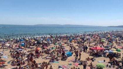 La gente disfruta del calor en la playa, en medio del brote de coronavirus en Bournemouth, el 25 de junio (Instagram/@Arubabournemouth/vía REUTERS)