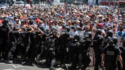 Miles de personas fueron al centro porteño para despedir a Maradona (Foto: Adrián Escandar)