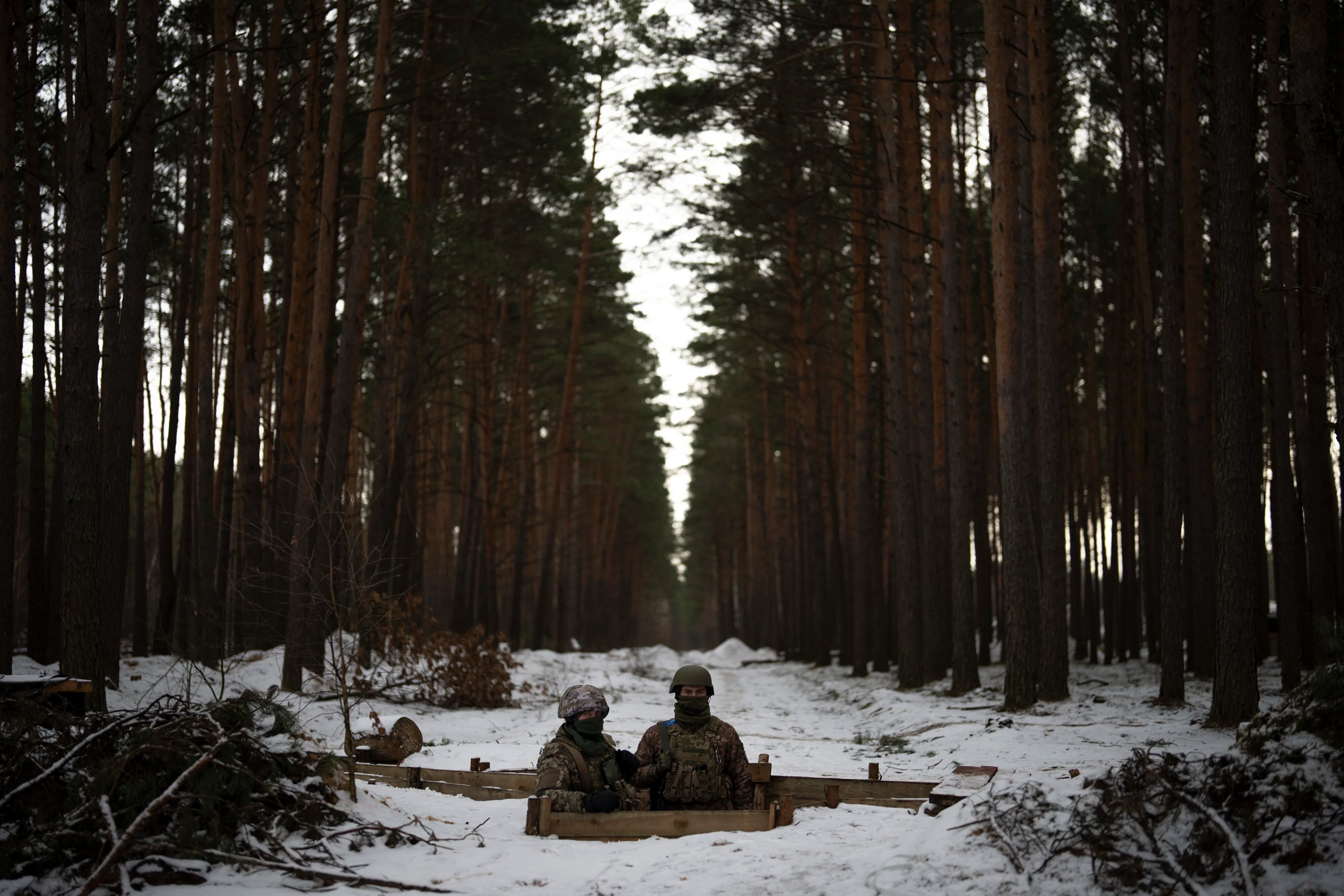 Militares ucranianos en una posición cerca de la frontera con Bielorrusia, Ucrania, el miércoles 1 de febrero de 2023.