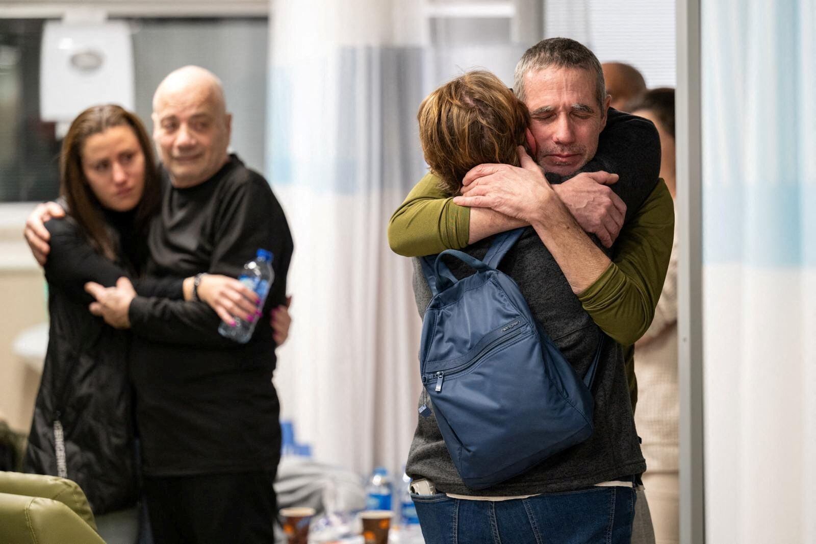 Marman y Har abrazan a sus familiares en el hospital Sheba de Ramat Gan, Israel (Israel Defense Forces/via REUTERS) 