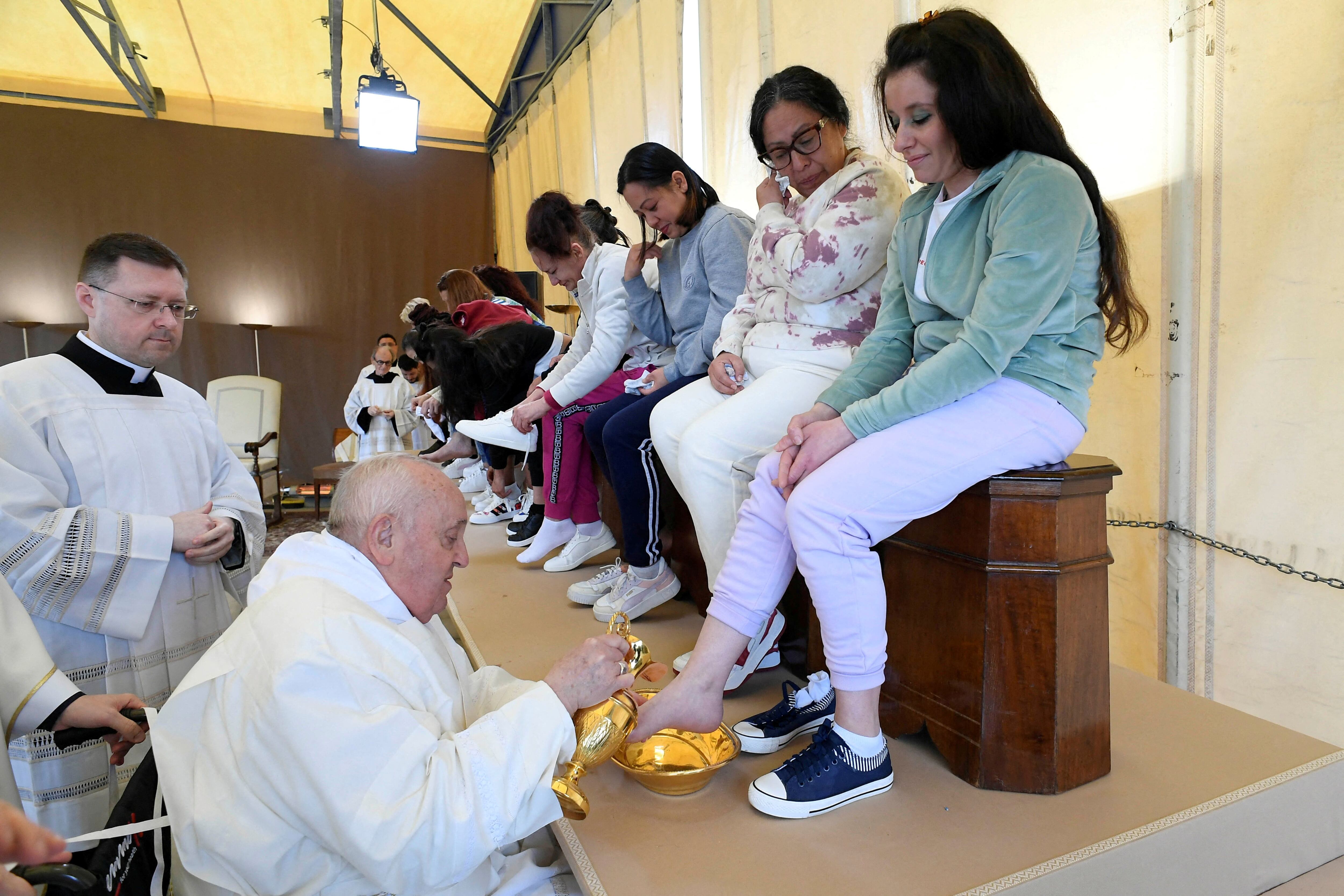 El tradicional lavado de pies que el Papa realizó este Jueves Santo en una prisión de mujeres (Vatican Media/­Handout via REUTERS)