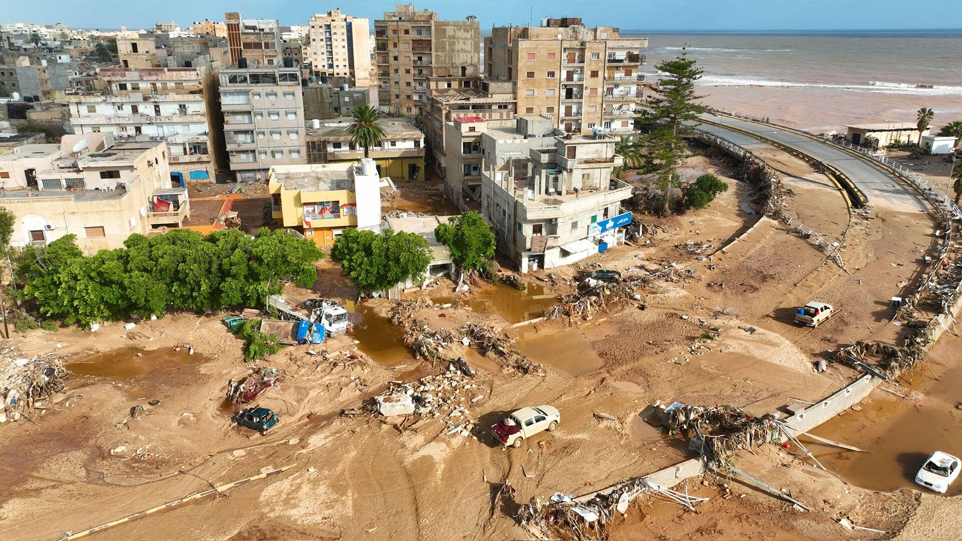 El barro y la arena cubren las calles. (Foto AP/Yousef Murad)