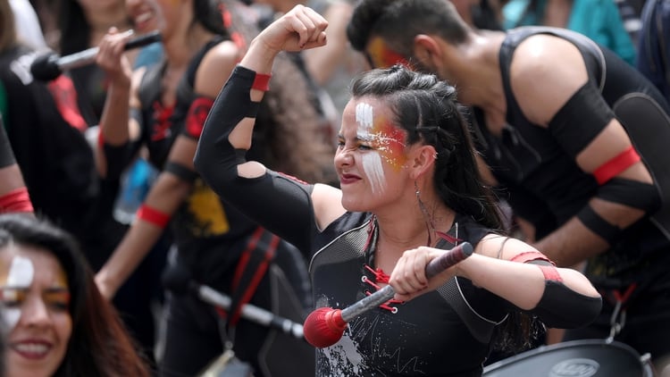 La jornada de protesta incluyó marchas, bailes, cantos y cacerolazos (Reuters)