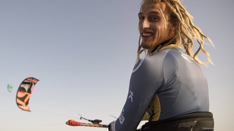 Foto de un kitesurfista listo para salir al mar. (AFP)