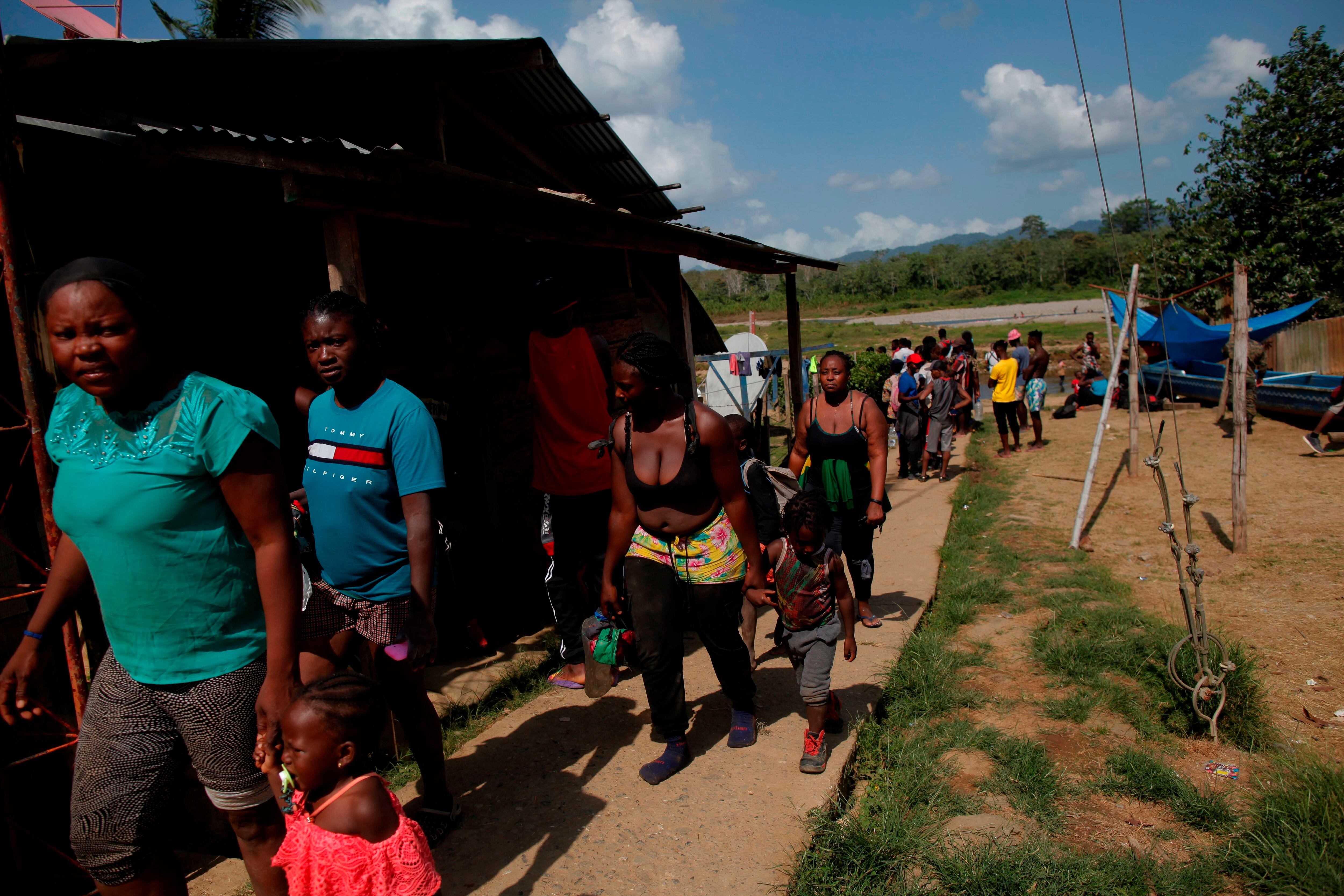 Medicos Sin Fronteras señaló que diariamente las poblaciones panameñas reciben entre 2.000 y 3.000 migrantes - crédito Velasco/EFE
