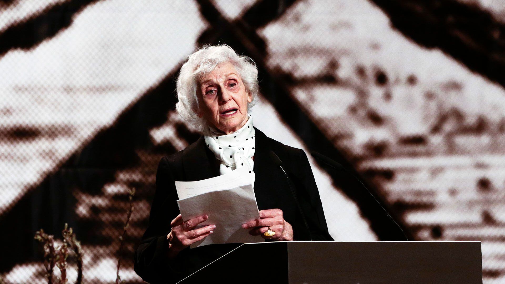 Eva Pusztai-Pusztai pronuncia su discurso durante un evento del Comité Internacional de Auschwitz para conmemorar el 70 aniversario de la liberación del campo de exterminio nazi de Auschwitz en Berlín, el lunes 26 de enero de 2015.  (Foto AP/Markus Schreiber, Archivo)

