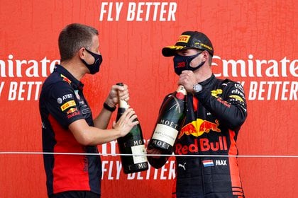 El piloto ganador celebra en el podio. Max ya tiene la botella en mano para festejar una carrera histórica. REUTERS/Andrew Boyers