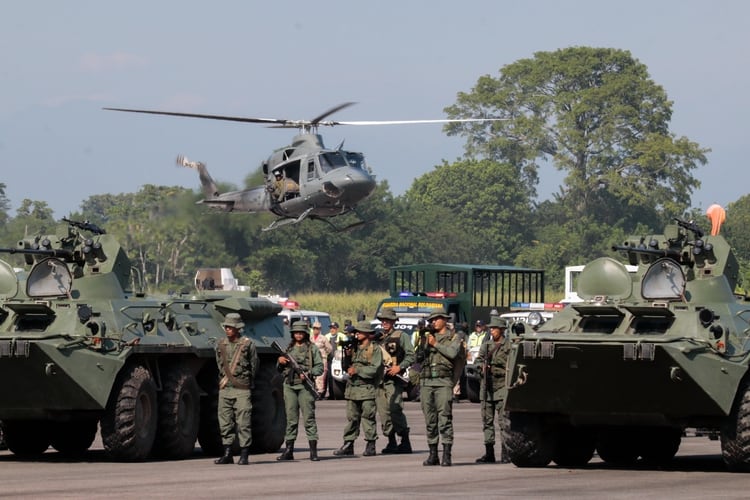 Dos BTR-80A y un helicÃ³ptero de la familia Bell 412Â (Schneyder MENDOZA / AFP)