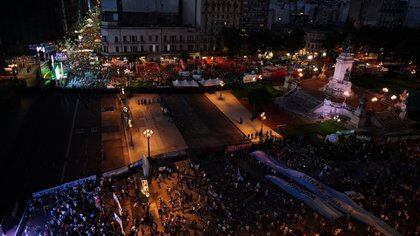 Separados por vallas, militantes a favor y en contra del aborto se encuentran en la Plaza del Congreso (Matías Arbotto)