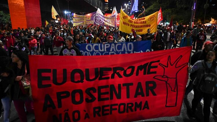 Los sindicatos y movimientos sociales han protestado contra la reforma del sistema previsional (AFP)